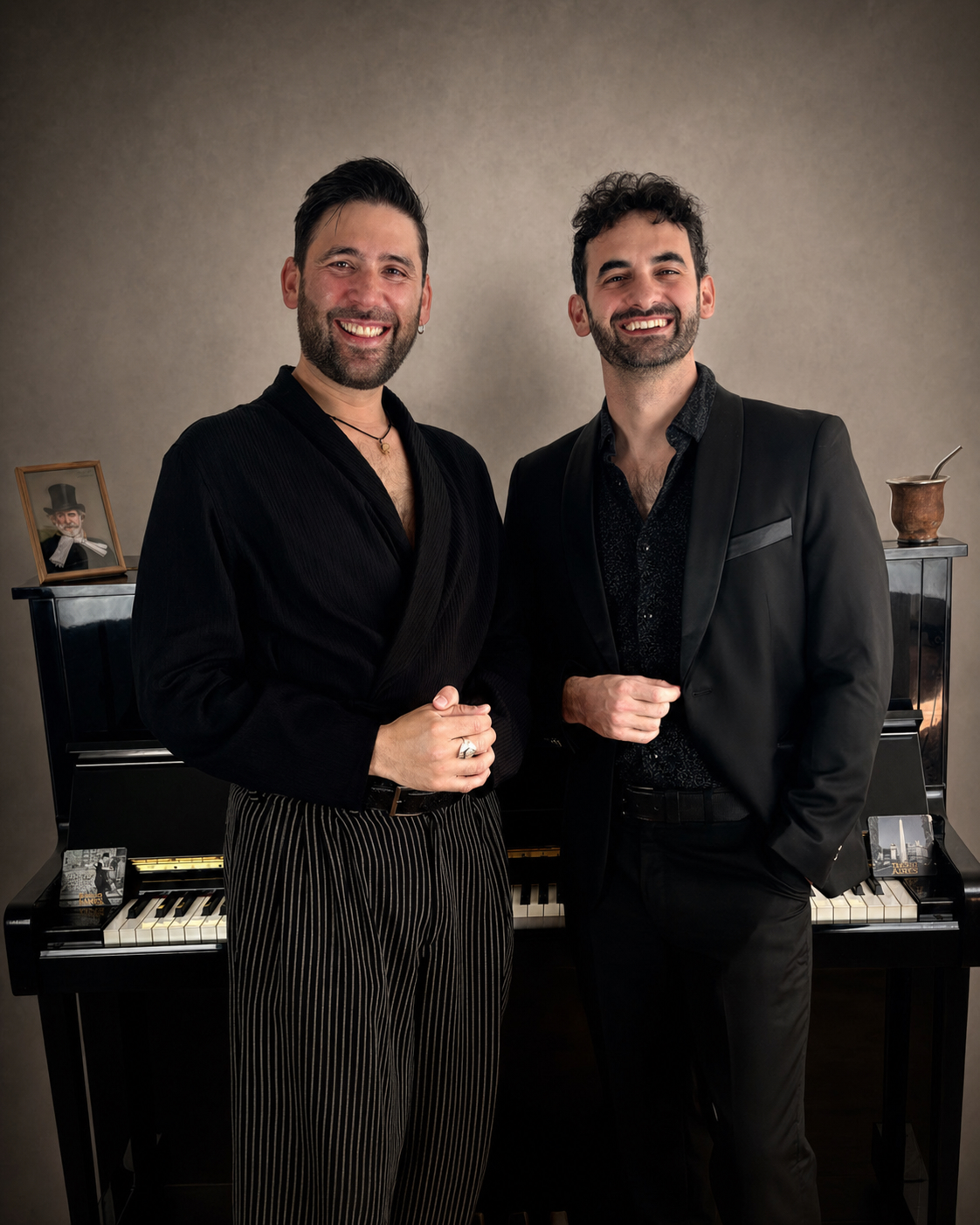 Rolando Guy und Gastón Efficace gemeinsam vor einem Klavier